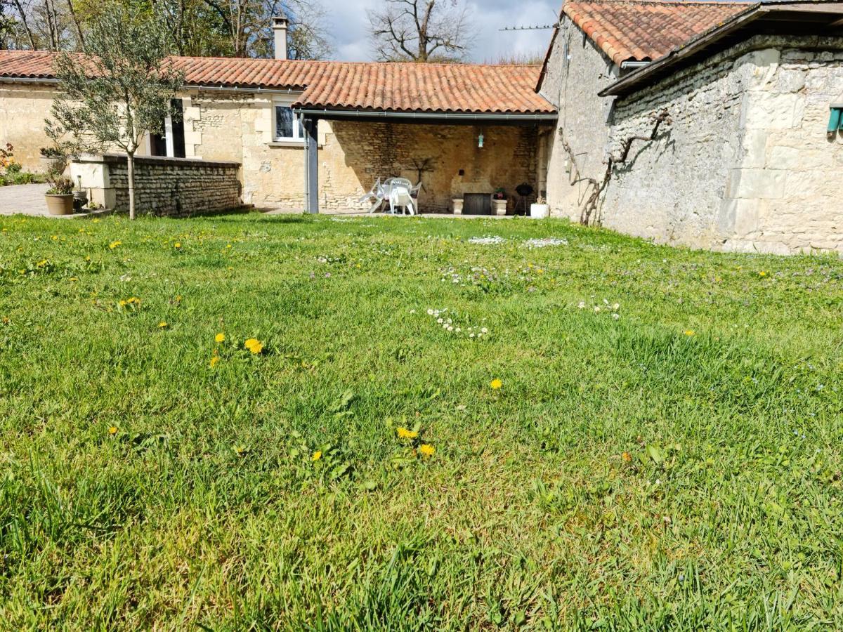 La Thibaudiere Gite 70M2 Mirebeau Esterno foto